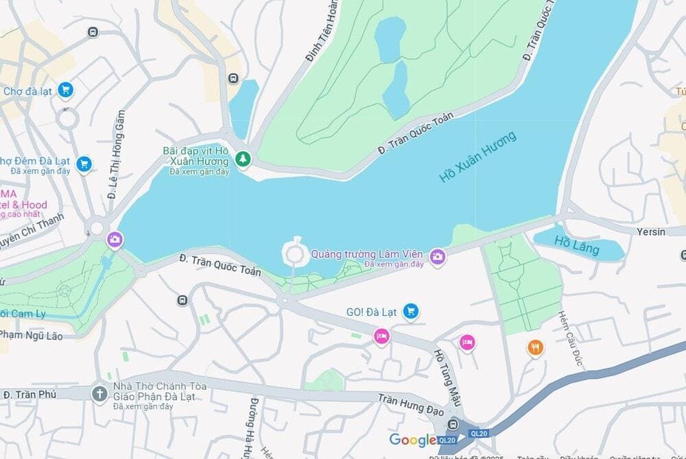 Muốn tới đ&acirc;y, bạn di chuyển hướng tới trung t&acirc;m th&agrave;nh phố, dọc theo đường Hồ T&ugrave;ng Mậu hoặc Trần Quốc Toản sẽ thấy ngay quảng trường rộng lớn